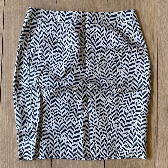 LOFT Grey and Cream Geo Printed Pencil Skirt, Size 6P - Picture 1 of 3